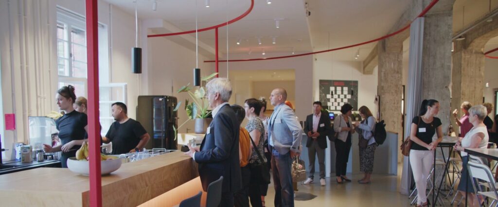 Teilnehmende im Foyer der Fachtagung in Berlin, Eventfilm von ROCC Film