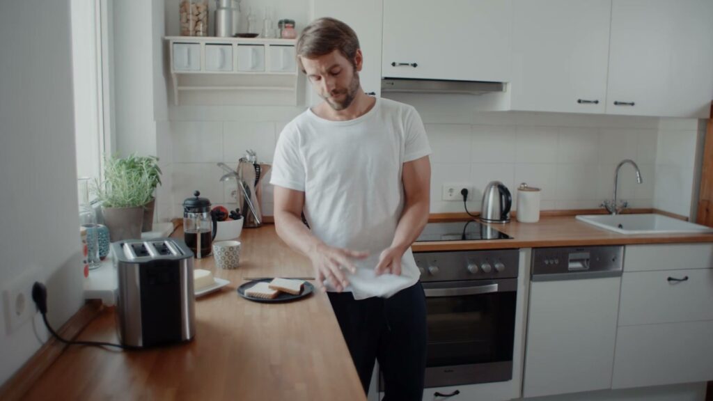 Morgens in der Küche: der Alltag im HUK-COBURG-Spot
