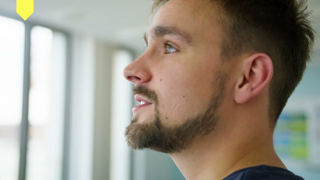 Paul, HR officer in customer response management, at his workplace in the Berlin Jobcenter