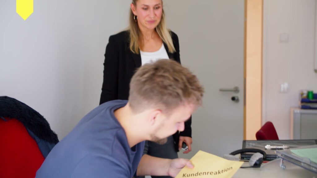 Advisory situation at the Berlin Jobcenter, scene from the Hidden Champions campaign