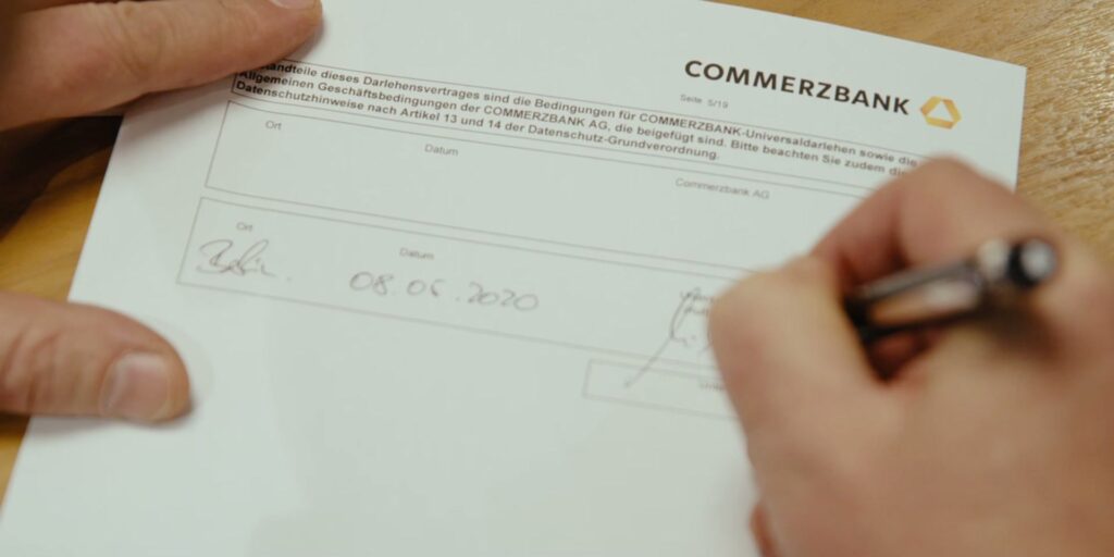 Die Unterschrift: der Vertrag mit der Commerzbank im Imagefilm der Kulturplakatierung