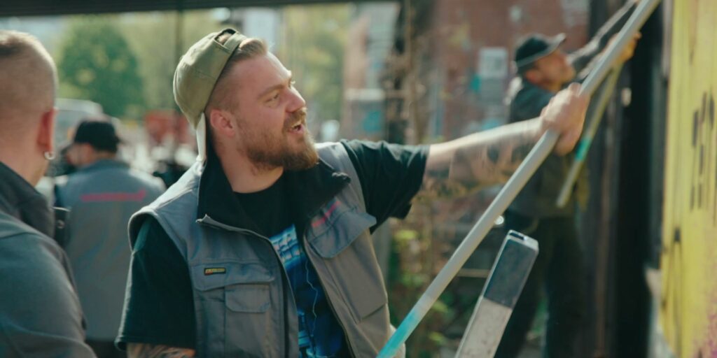 Ein Plakatierer der Kulturplakatierung bei der Arbeit in Berlin