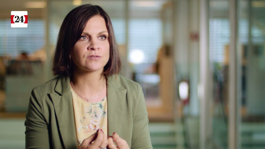Flavienne in an interview at the 24 heures newsroom; campaign film for Tamedia by ROCC Film
