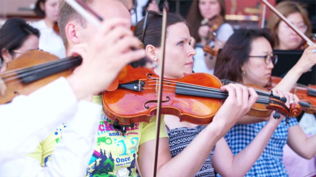 Streicherinnen und Streicher des Akademieorchesters Grafenegg bei der Probe, Film für Volkswagen Kultur
