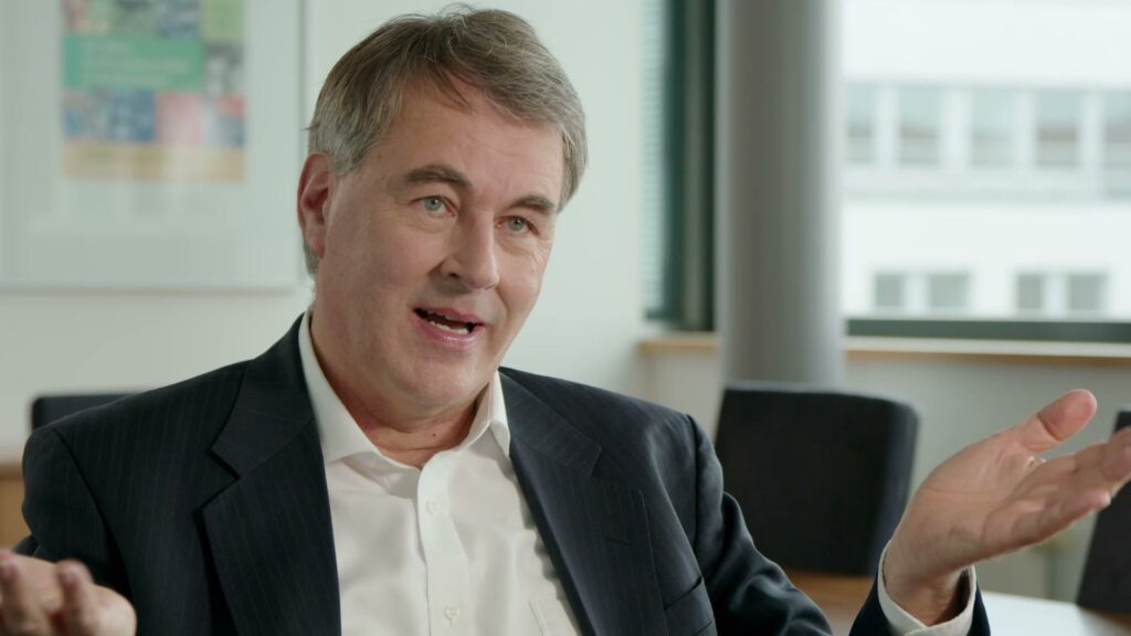 Ein Teamleiter des Verbraucherzentrale Bundesverbands im Gespräch
