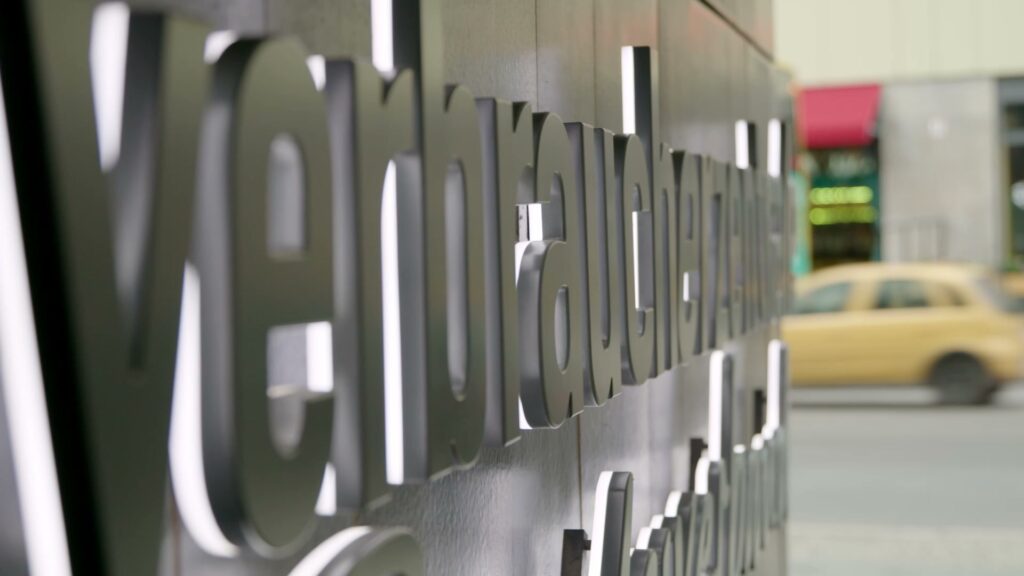 Der Schriftzug am Haus in Berlin-Mitte